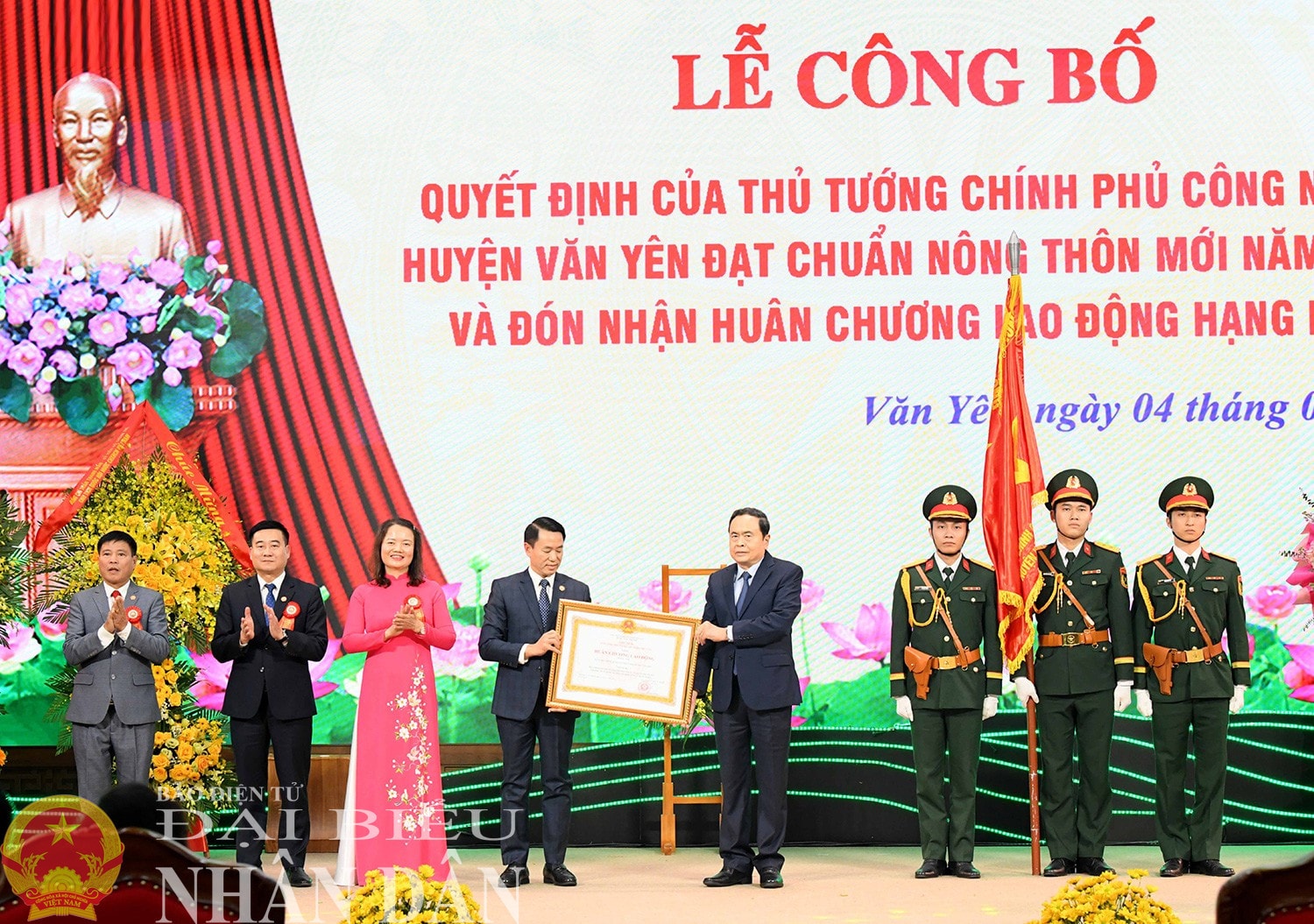 Chủ tịch Quốc hội Trần Thanh Mẫn trao Huân chương Lao động hạng Nhì tặng Đảng bộ, chính quyền và Nhân dân huyện Văn Yên. Ảnh: Lâm Hiển