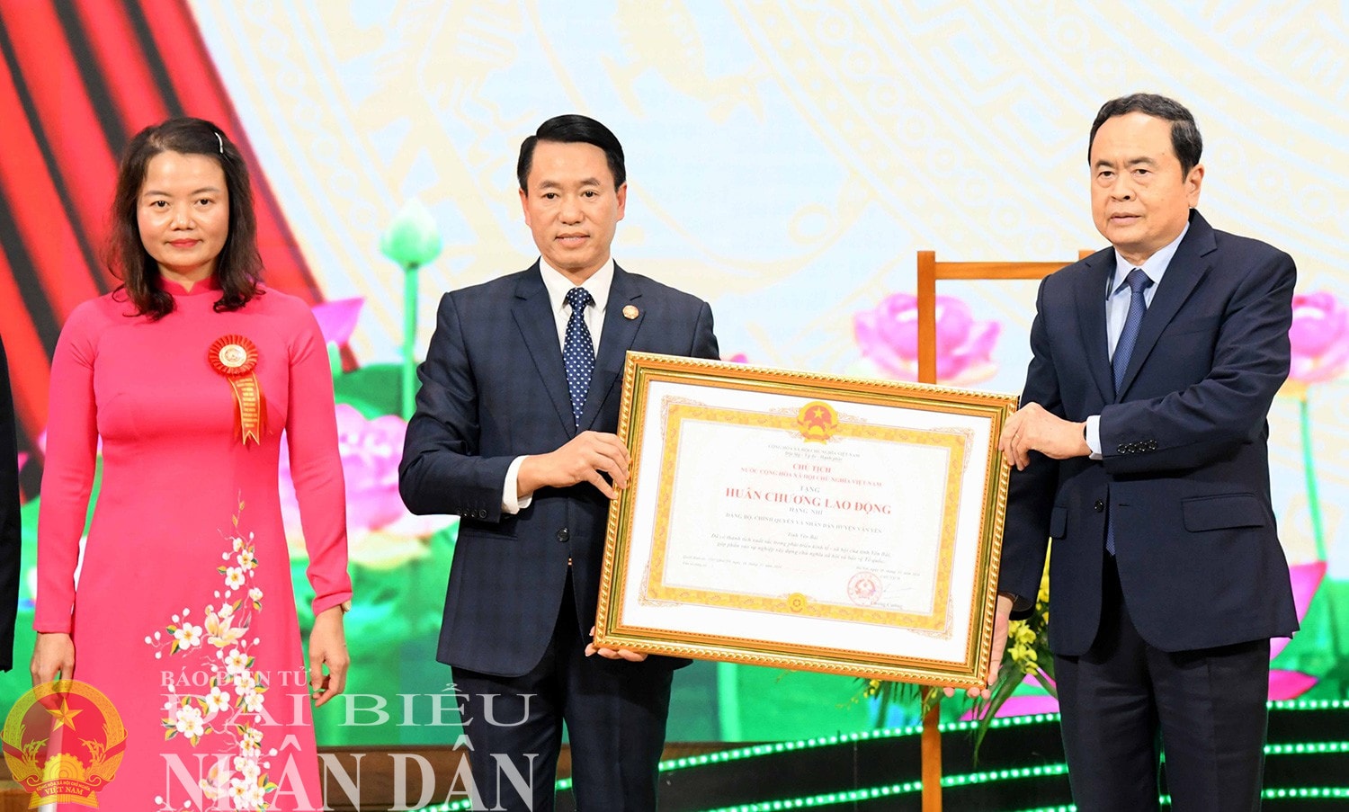Chủ tịch Quốc hội Trần Thanh Mẫn trao Huân chương Lao động hạng Nhì tặng Đảng bộ, chính quyền và Nhân dân huyện Văn Yên. Ảnh: Lâm Hiển
