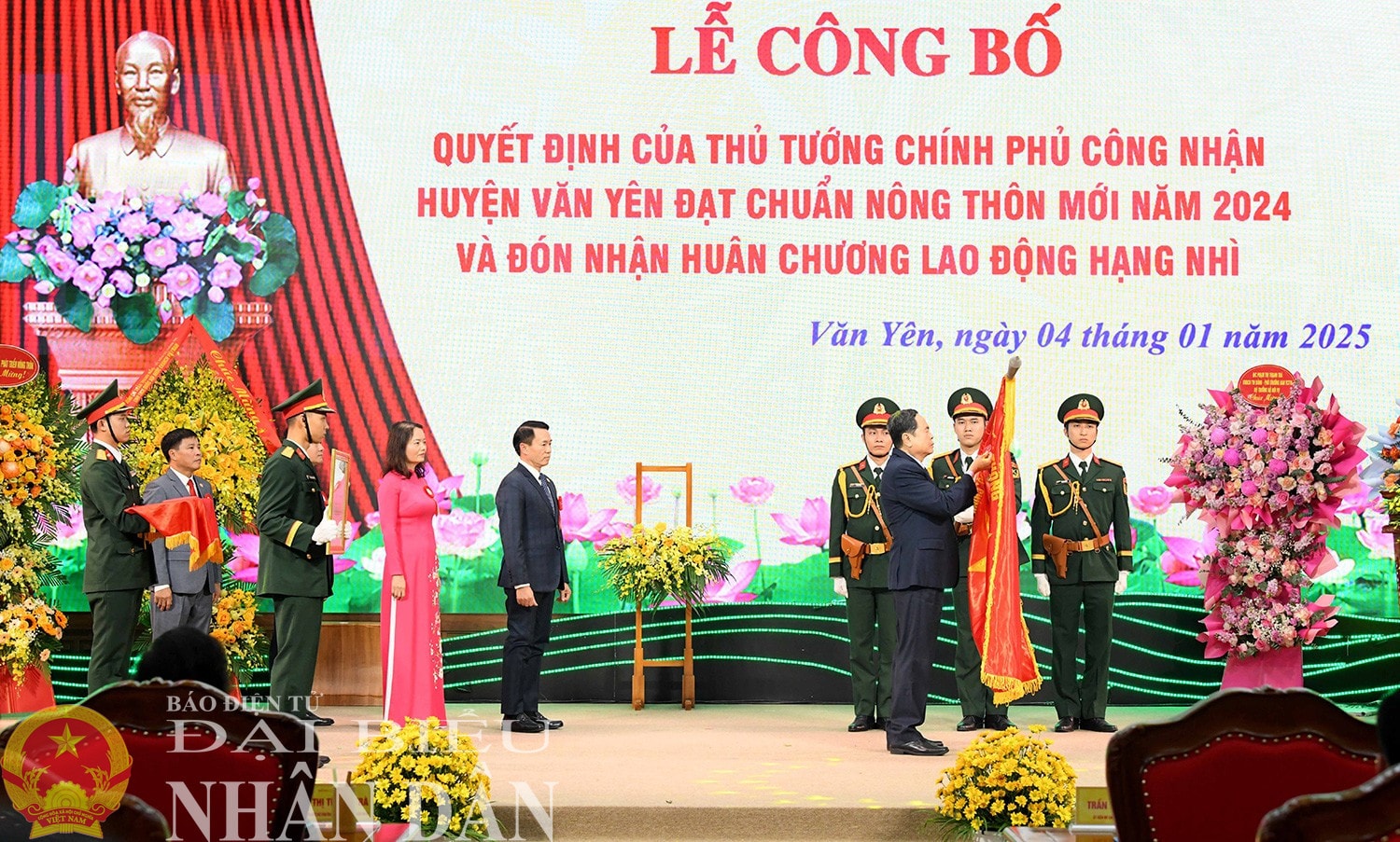 Chủ tịch Quốc hội Trần Thanh Mẫn gắn Huân chương Lao động hạng Nhì lên lá cờ truyền thống huyện Văn Yên, tỉnh Yên Bái. Ảnh: Lâm Hiển