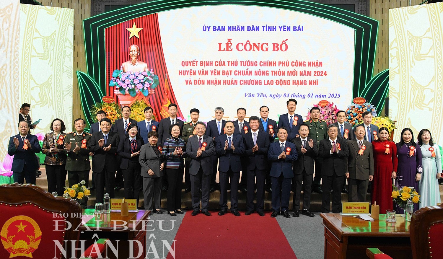 Chủ tịch Quốc hội Trần Thanh Mẫn và đại biểu chụp ảnh lưu niệm. Ảnh: Lâm Hiển