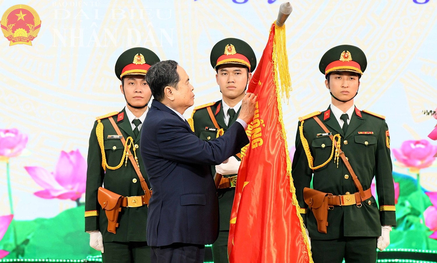Chủ tịch Quốc hội Trần Thanh Mẫn gắn Huân chương Lao động hạng Nhì lên lá cờ truyền thống huyện Văn Yên, tỉnh Yên Bái. Ảnh: Lâm Hiển