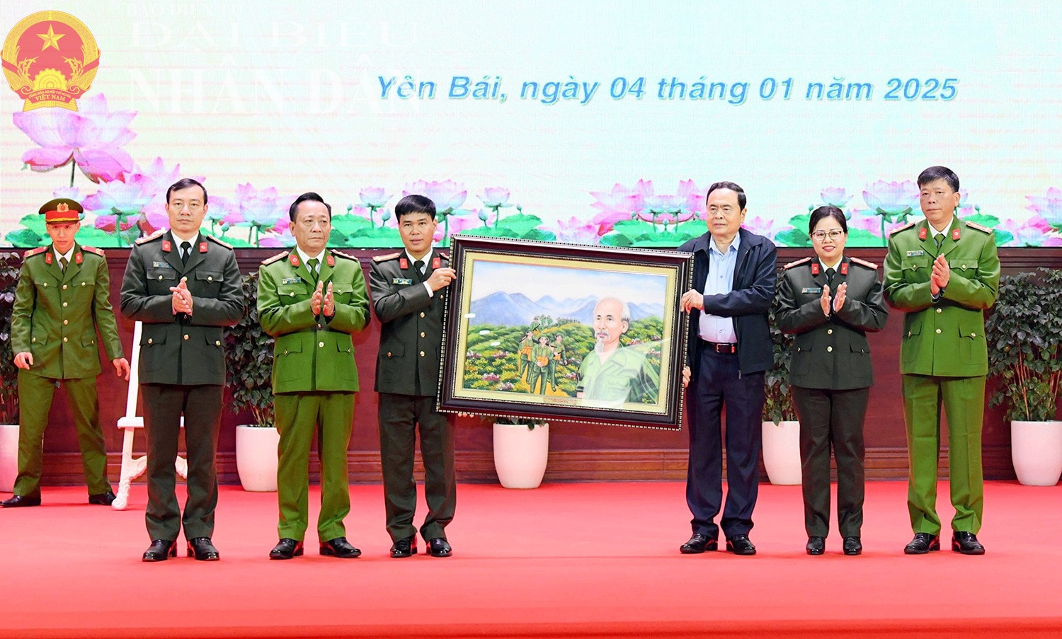 Chủ tịch Quốc hội Trần Thanh Mẫn trao bức tranh "Bác vẫn cùng chúng cháu hành quân" tặng lãnh đạo Công an tỉnh Yên Bái. Ảnh: Lâm Hiển