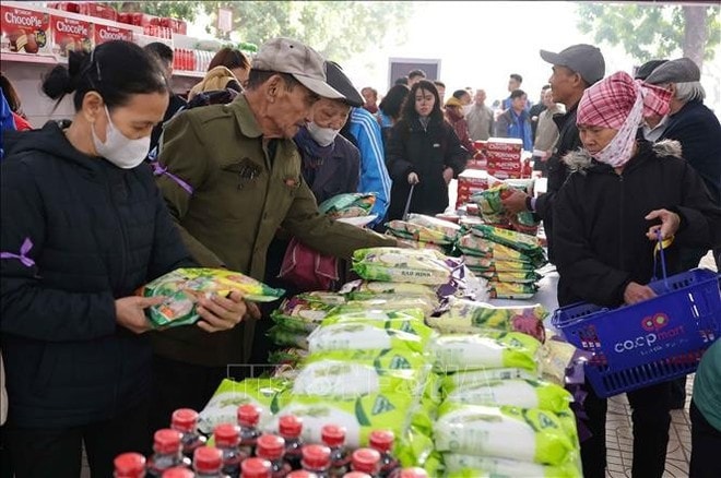 People shop at the market (Photo: VNA) People shop at the market (Photo: VNA)