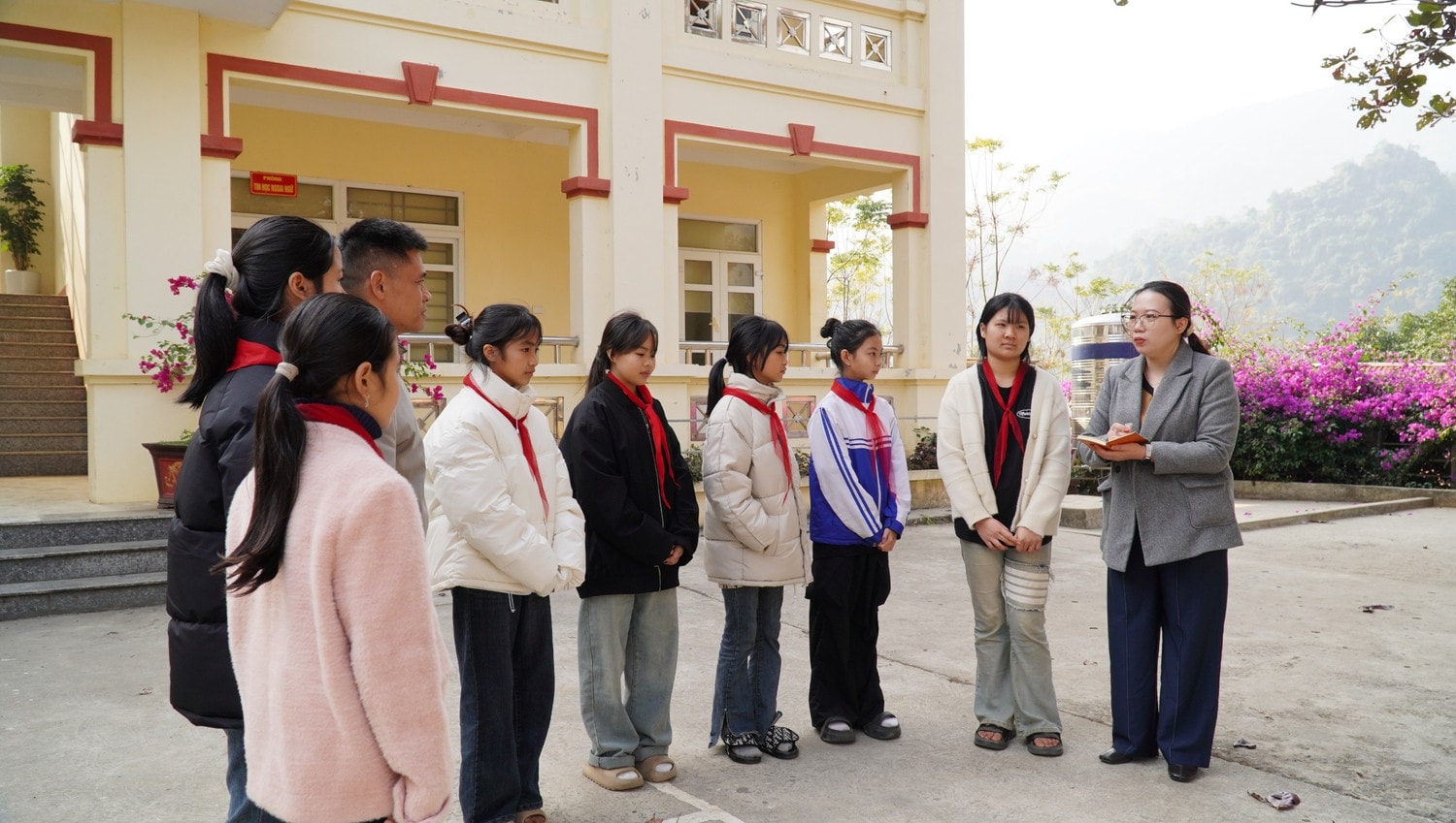 phong-vien-trao-doi-voi-hoc-sinh-duoc-ho-tro-an-o-ban-tru-theo-nq-04-hdnd-tinh.jpg