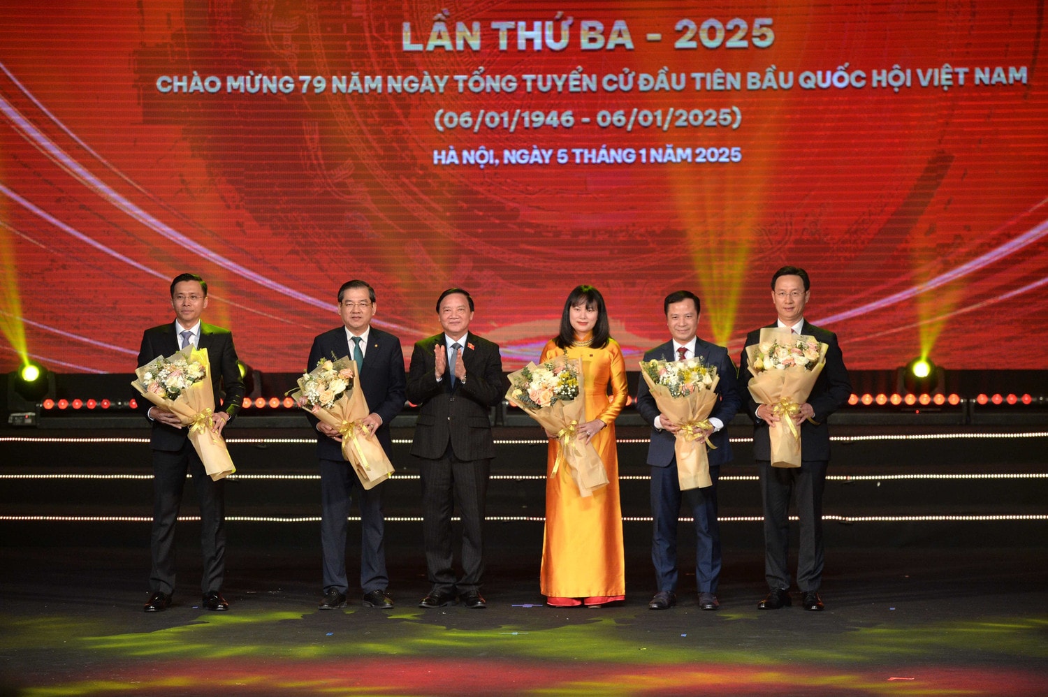 Phó Chủ tịch Quốc hội Nguyễn Khắc Định tặng hoa cho các đơn vị. Ảnh: Hồ Long