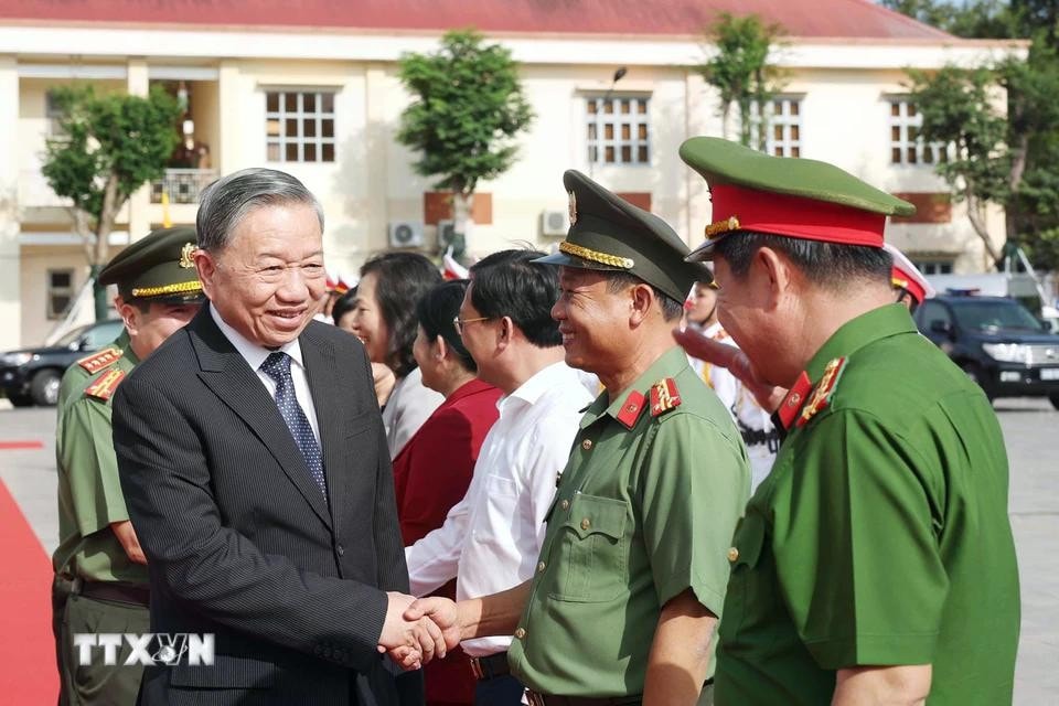 Tổng Bí thư Tô Lâm với cán bộ, chiến sĩ Công an tỉnh Bình Phước. Ảnh: Thống Nhất/TTXVNTổng Bí thư Tô Lâm với cán bộ, chiến sĩ Công an tỉnh Bình Phước. Ảnh: Thống Nhất/TTXVN