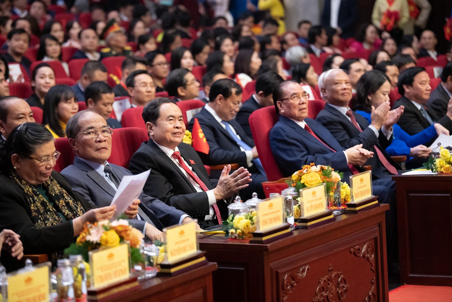 Nguyên Tổng Bí thư Nông Đức Mạnh, Chủ tịch Quốc hội Trần Thanh Mẫn, nguyên Chủ tịch Quốc hội Nguyễn Sinh Hùng cùng các đồng chí lãnh đạo, nguyên lãnh đạo Đảng, Nhà nước và các đại biểu tham dự Lễ trao Giải Diên Hồng. Ảnh: Lâm Hiển