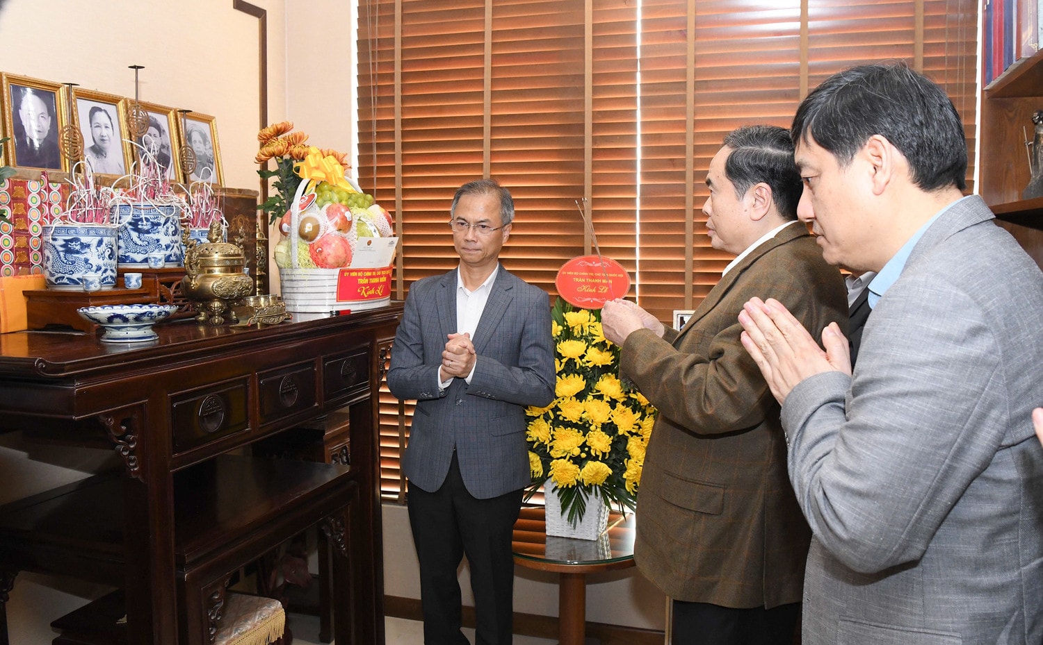 Chủ tịch Quốc hội Trần Thanh Mẫn thắp hương tưởng nhớ cố Tổng Bí thư Trường Chinh. Ảnh: Lâm Hiển