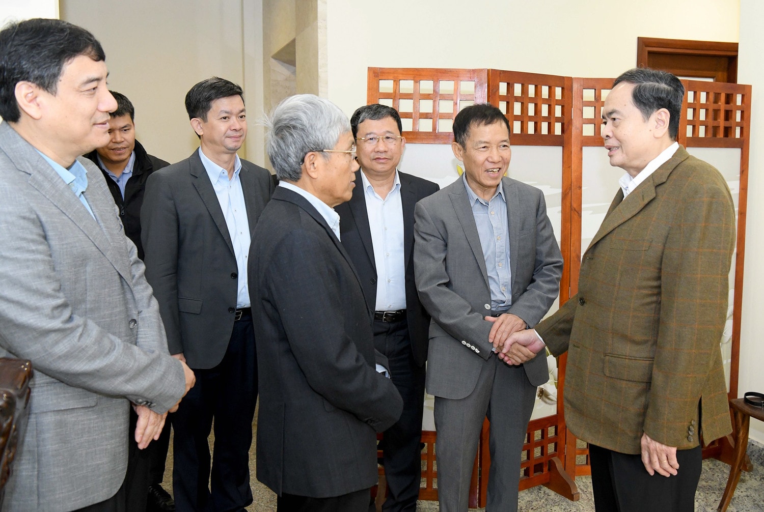 Chủ tịch Quốc hội Trần Thanh Mẫn thăm hỏi, tặng quà gia đình cố Chủ tịch Quốc hội Lê Quang Đạo. Ảnh: Lâm Hiển
