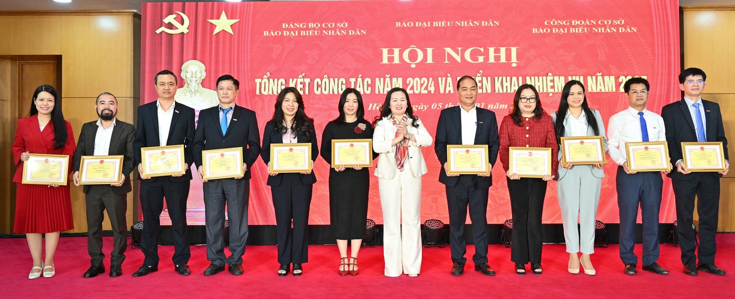 Tổng biên tập Báo Đại biểu Nhân dân Phạm Thị Thanh Huyền trao tặng danh hiệu chiến sỹ thi đua cơ sở năm 2024. Ảnh: Quang Khánh
