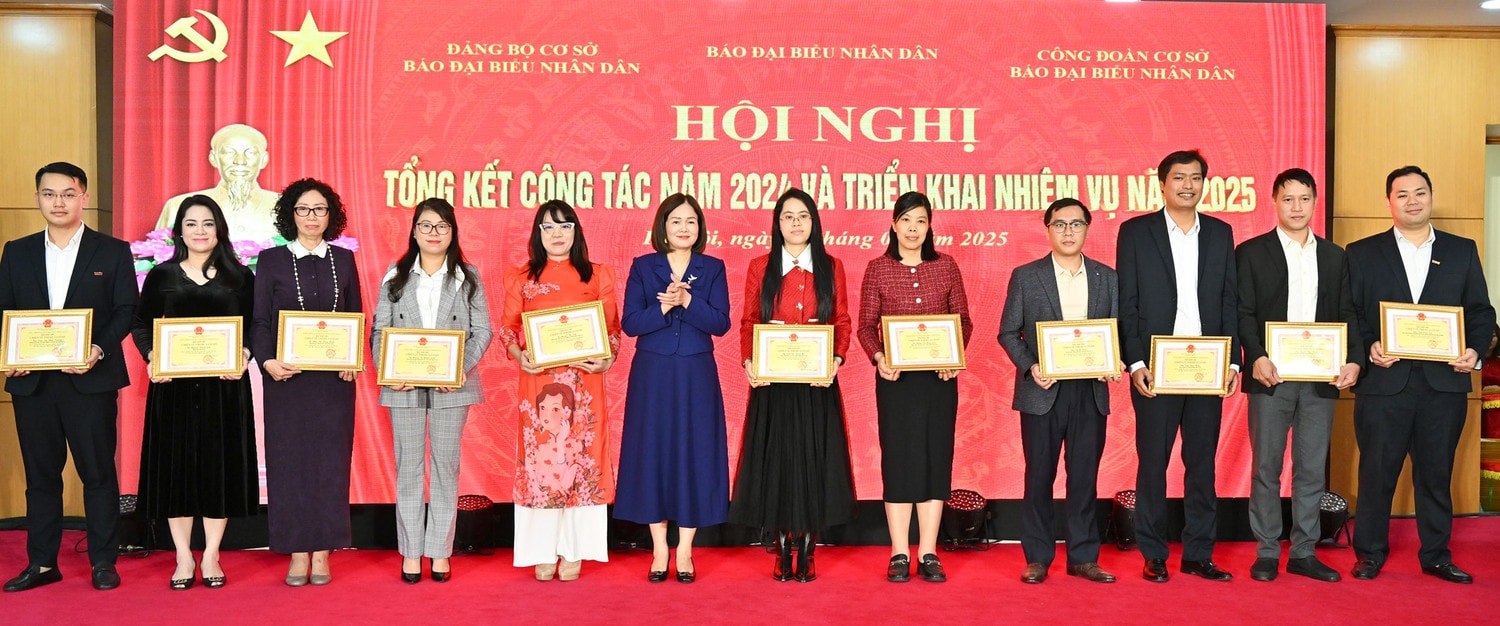 Phó Tổng biên tập Báo Đại biểu Nhân dân Nguyễn Thị Minh Hằng trao tặng danh hiệu chiến sỹ thi đua cơ sở năm 2024. Ảnh: Quang Khánh