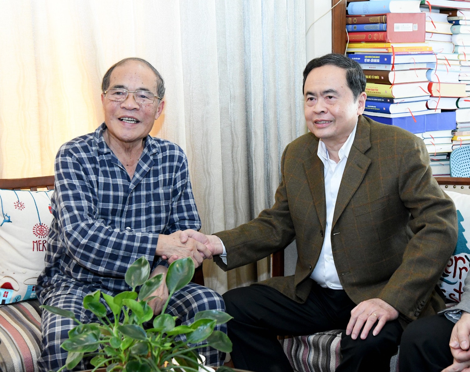 Chủ tịch Quốc hội Trần Thanh Mẫn thăm và chúc tết nguyên Chủ tịch Quốc hội Nguyễn Sinh Hùng. Ảnh: Lâm Hiển