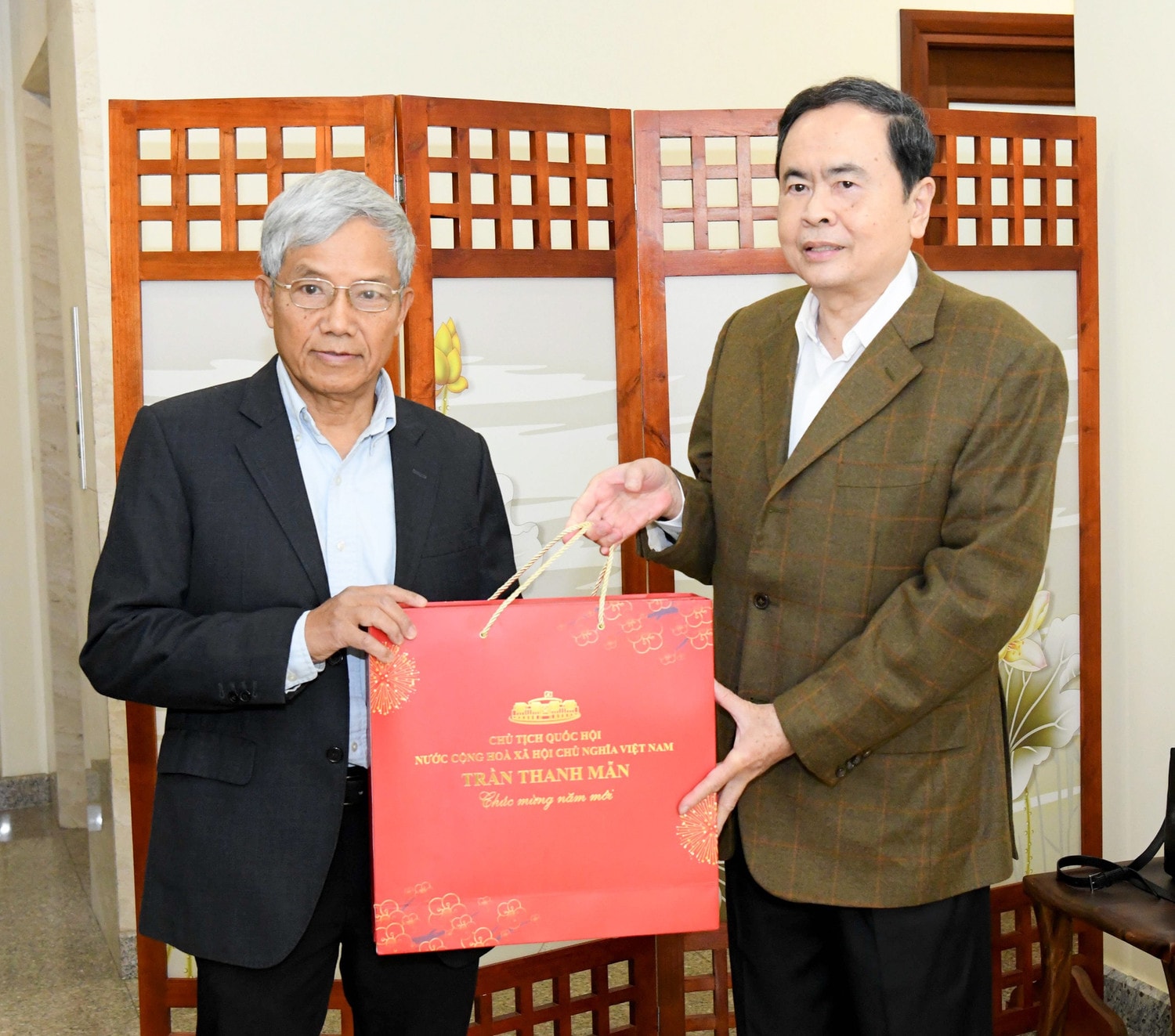 Chủ tịch Quốc hội Trần Thanh Mẫn thăm hỏi, tặng quà gia đình cố Chủ tịch Quốc hội Lê Quang Đạo. Ảnh: Lâm Hiển