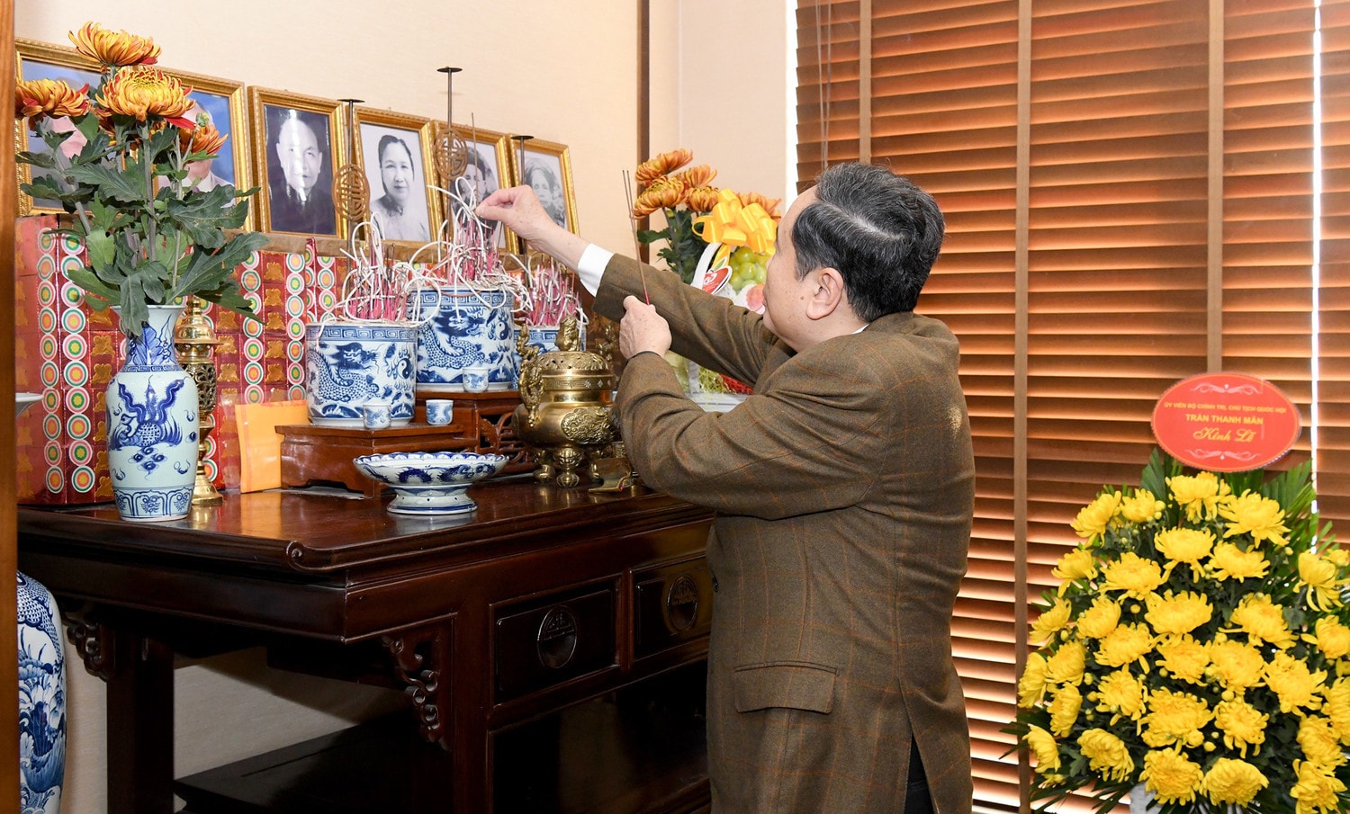 Chủ tịch Quốc hội Trần Thanh Mẫn thắp hương tưởng nhớ cố Tổng Bí thư Trường Chinh. Ảnh: Lâm Hiển