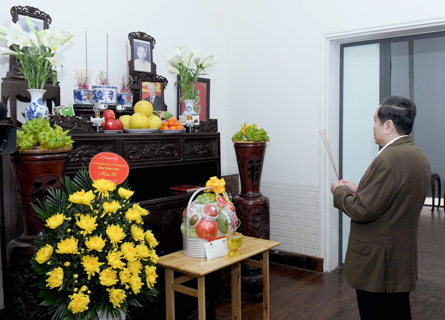 Chủ tịch Quốc hội Trần Thanh Mẫn thắp hương, tưởng nhớ cố Tổng Bí thư Nguyễn Phú Trọng. Ảnh: Lâm Hiển