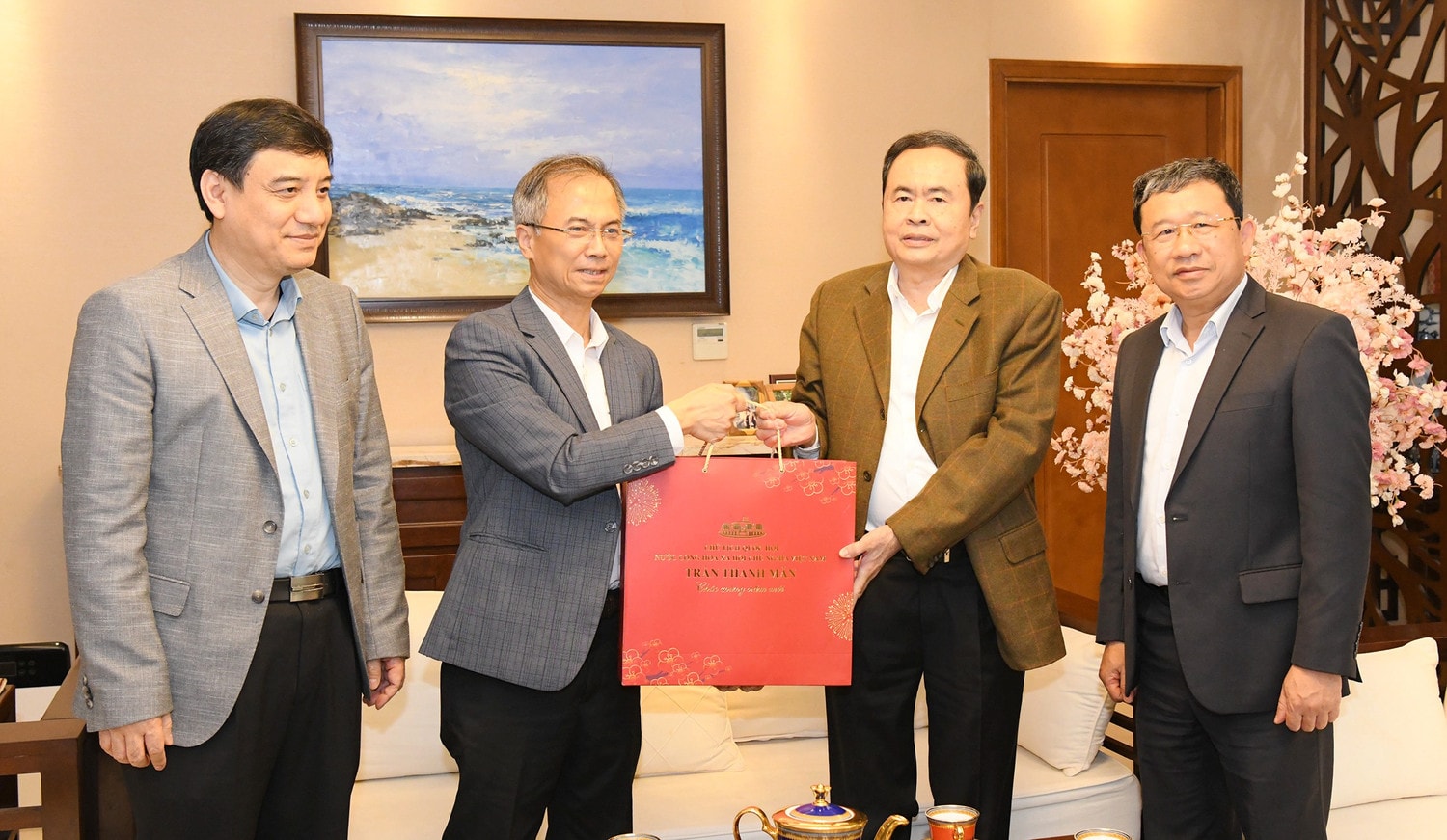 Chủ tịch Quốc hội Trần Thanh Mẫn thăm, tặng quà gia đình cố Tổng Bí thư Trường Chinh. Ảnh: Lâm Hiển