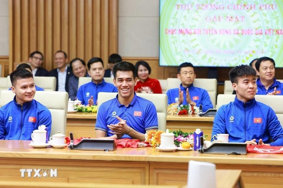 Từ trái qua, các tuyển thủ: Quang Hải, Tiến Linh, Duy Mạnh dự buổi gặp. Ảnh: Dương Giang/TTXVN
