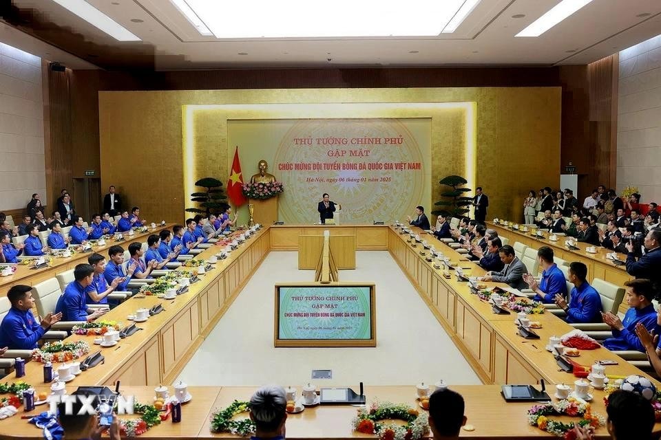 Thủ tướng Phạm Minh Chính chúc mừng Đội tuyển bóng đá nam quốc gia Việt Nam. Ảnh: Dương Giang/TTXVN