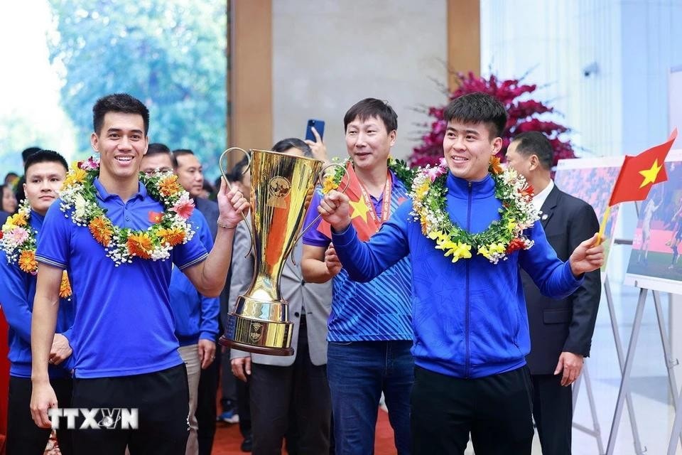 Tiến Linh và Duy Mạnh mang theo Cúp vô định ASEAN Cup 2024 đến dự buổi gặp mặt với Thủ tướng Phạm Minh Chính. Ảnh: Dương Giang/TTXVN