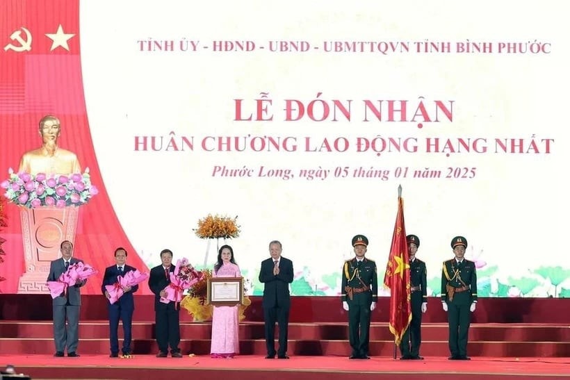 Party General Secretary To Lam (the 4th from the right) presents the first-class Labour Order - the noble honour of the State - to the Party Organisation, authorities, and people of Phuoc Long township. (Photo: VNA) 0001df28-37a6-41ea-95db-243fd9a09027.jpg