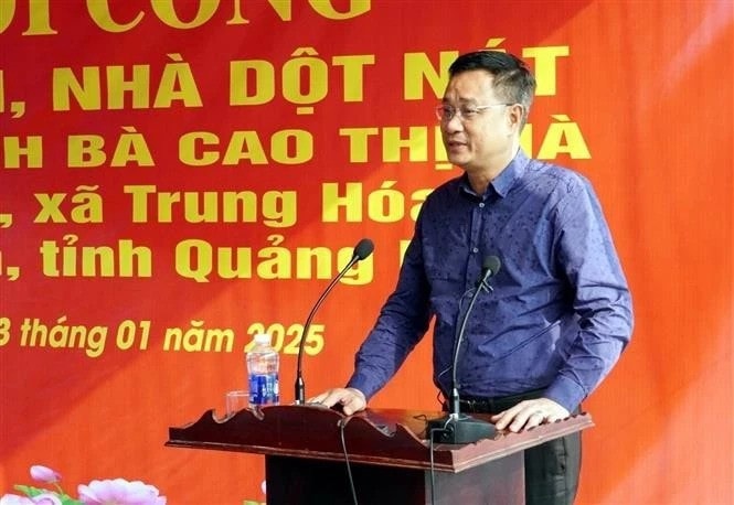 Party Committee Secretary Le Ngoc Quang speaks at the ground-breaking ceremony of the house for Cao Thi Ha in Trung Hoa commune, Minh Hoa district (Photo: VNA) vna-potal-quang-binh-dong-loat-khoi-cong-xoa-nha-tam-nha-dot-nat-7788634.jpg