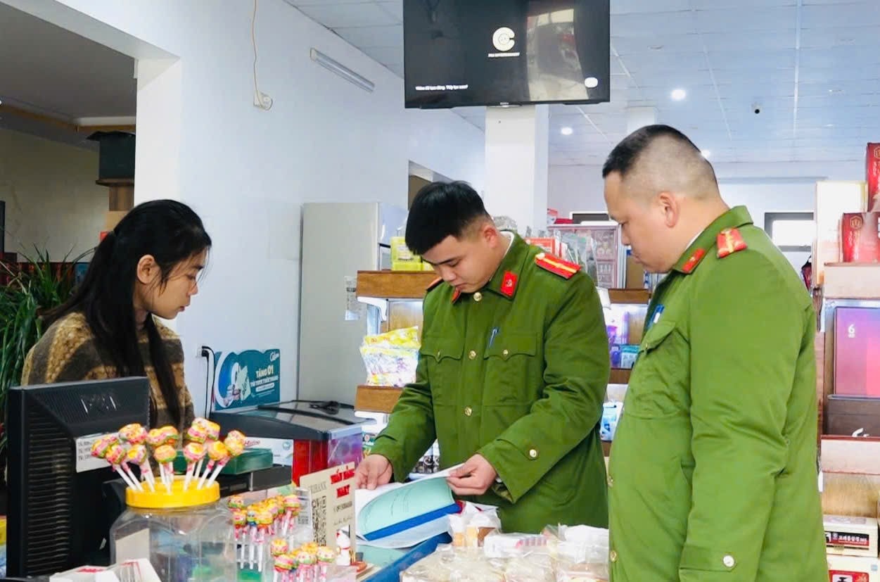 Công an huyện Quản Bạ kiểm tra đột xuất giấy tờ liên quan và bình chữa cháy tại Siêu thị Tuấn Hằng, thị trấn Tam Sơn