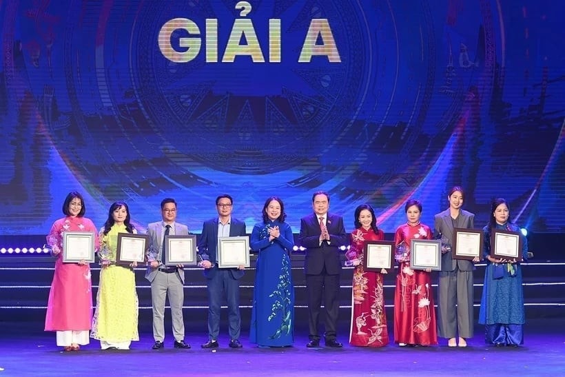 NA Chairman Tran Thanh Man (5th from right) and State Vice President Vo Thi Anh Xuan (5th from left) present the first prizes to excellent journalists. (Photo: Ho Long) 7c2be870-fab3-4f6d-8b15-ecb98717b487.jpg