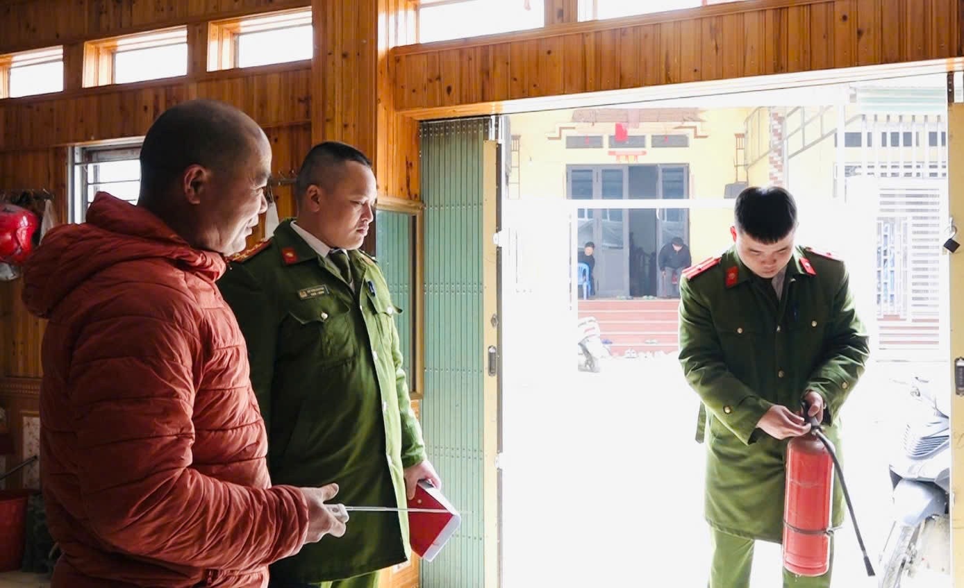 Lực lượng chức năng hướng dẫn các Tổ liên gia phòng cháy, chữa cháy kiểm tra bình cứu hỏa
