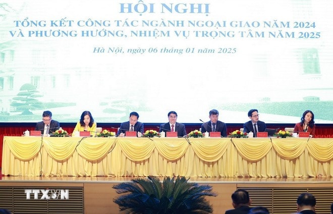 Thủ tướng Phạm Minh Chính và lãnh đạo Bộ Ngoại giao chủ trì Hội nghị triển khai nhiệm vụ ngành ngoại giao năm 2025. Ảnh: Dương Giang/TTXVN