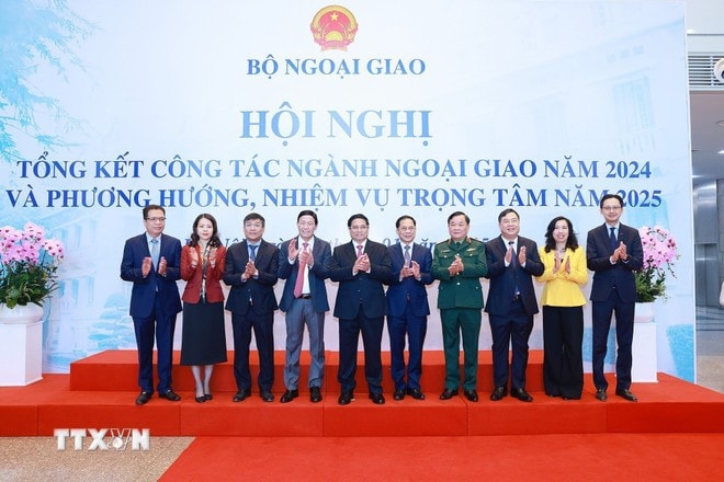 Thủ tướng Phạm Minh Chính với các đại biểu dự hội nghị triển khai nhiệm vụ ngành ngoại giao năm 2025. Ảnh: Dương Giang/TTXVN