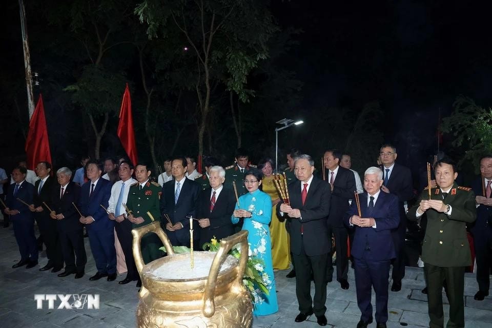 ổng Bí thư Tô Lâm và lãnh đạo, nguyên lãnh đạo Đảng, Nhà nước và tỉnh Bình Phước đã đến dâng hoa, dâng hương tại Nhà bia tưởng niệm các chiến sĩ cách mạng đã hy sinh tại núi Bà Rá. Ảnh: Thống Nhất/TTXVN