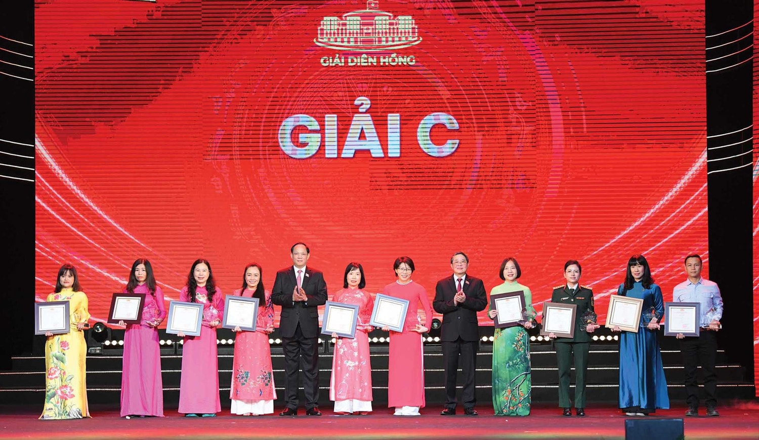 pho-chu-tich-qh-nguyen-duc-hai-va-pho-chu-tich-qh-thuong-tuong-tran-quang-phuong-trao-giai-c-copy.jpg