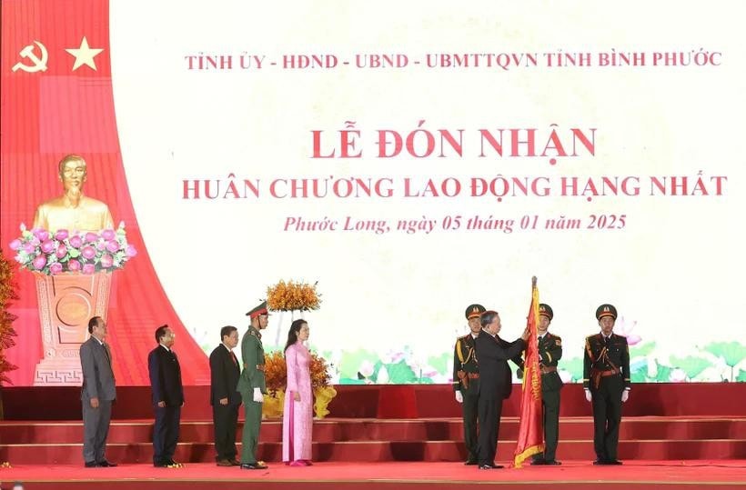 Tổng Bí thư Tô Lâm trao tặng Huân chương Lao động hạng Nhất cho Đảng bộ, chính quyền và nhân dân thị xã Phước Long. Ảnh: Thống Nhất/TTXVN