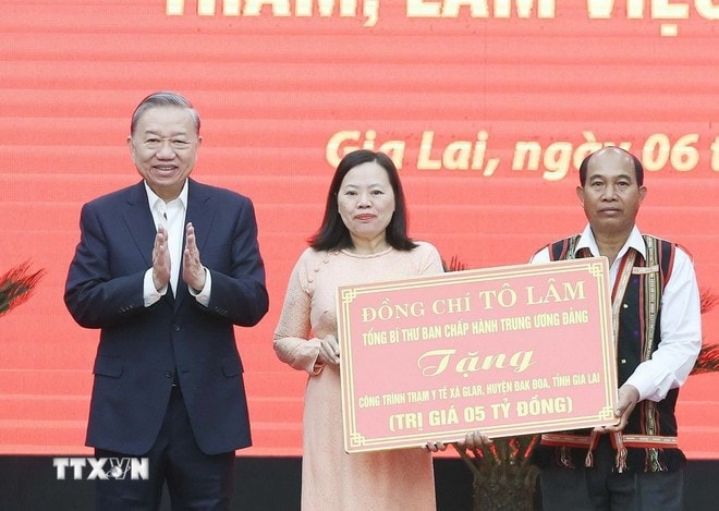 Tổng Bí thư Tô Lâm trao tặng công trình trạm y tế cho xã Glar, huyện Đak Đoa, tỉnh Gia Lai. Ảnh: Thống Nhất/TTXVN