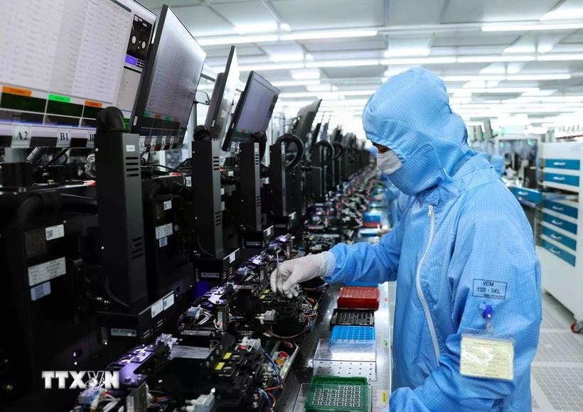 Dây chuyền sản xuất modul camera và linh kiện điện tử xuất khẩu tại nhà máy của Công ty Trách nhiệm hữu hạn MCNEX VINA, 100% vốn đầu tư của Hàn Quốc, trong Khu công nghiệp Phúc Sơn, tỉnh Ninh Bình. Ảnh: Vũ Sinh/TTXVN