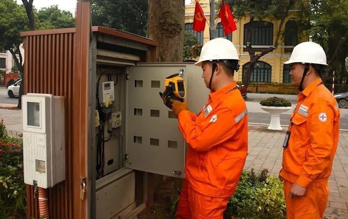 Công nhân EVNHANOI kiểm tra tình trạng hoạt động của thiết bị điện khu vực phố đi bộ tại hồ Hoàn Kiếm. Ảnh: H. Hùng