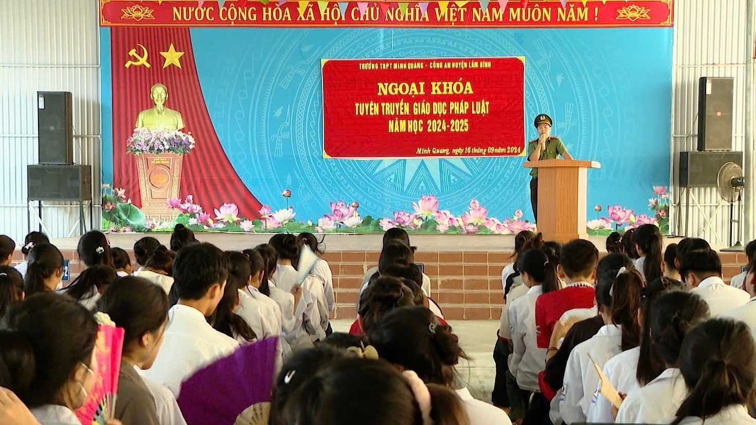 Học sinh Trường Phổ thông Dân tộc nội trú THCS và THPT Lâm Bình, huyện Lâm Bình (Tuyên Quang) tham gia tìm hiểu kiến thức pháp luật.