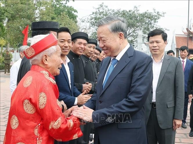Tổng Bí thư Tô Lâm với nhân dân xã Phạm Hồng Thái, huyện Khoái Châu. Ảnh: Thống Nhất/TTXVN