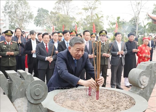 Tổng Bí thư Tô Lâm dâng hương tại Đền thờ Triệu Việt Vương (xã Phạm Hồng Thái, huyện Khoái Châu). Ảnh: Thống Nhất/TTXVN