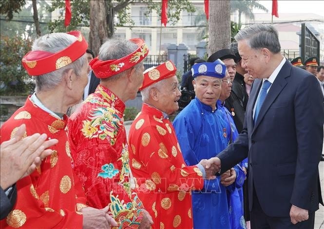 Tổng Bí thư Tô Lâm với nhân dân xã Nguyễn Văn Linh, huyện Yên Mỹ. Ảnh: Thống Nhất/TTXVN