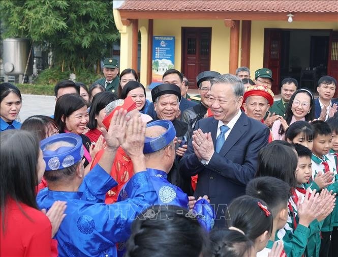 Tổng Bí thư Tô Lâm với nhân dân xã Nguyễn Văn Linh, huyện Yên Mỹ. Ảnh: Thống Nhất/TTXVN