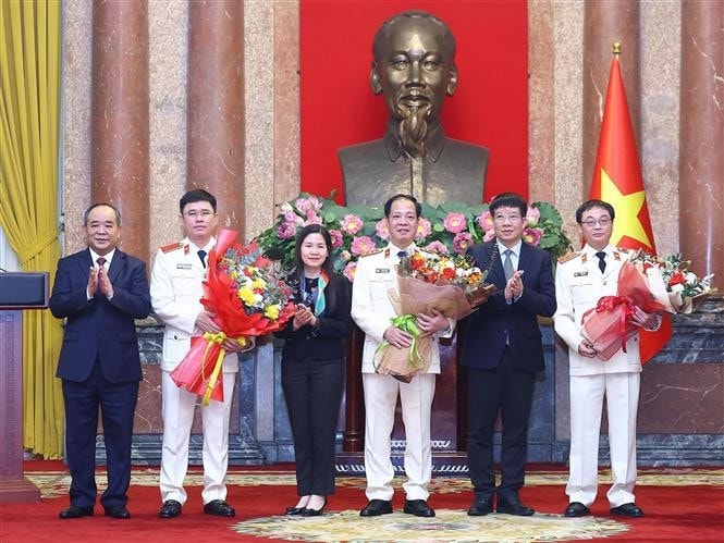 Lãnh đạo các cơ quan chúc mừng các đồng chí được bổ nhiệm. Ảnh: Lâm Khánh/TTXVN