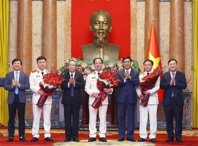 Lãnh đạo các ban, bộ chúc mừng các đồng chí được bổ nhiệm. Ảnh: Lâm Khánh/TTXVN