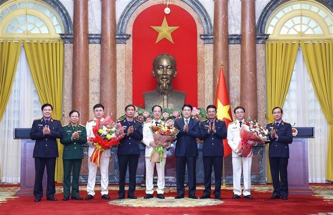Chủ tịch nước Lương Cường và đại biểu chúc mừng các đồng chí được bổ nhiệm. Ảnh: Lâm Khánh/TTXVN