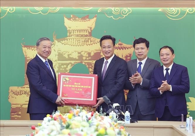 Tổng Bí thư Tô Lâm tặng quà cho Đảng bộ, chính quyền và nhân dân tỉnh Hưng Yên. Ảnh: Thống Nhất/TTXVN