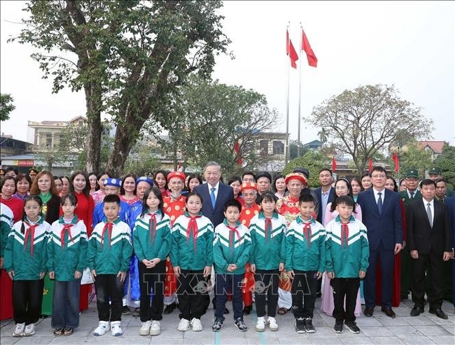 Tổng Bí thư Tô Lâm với nhân dân xã Nguyễn Văn Linh, huyện Yên Mỹ. Ảnh: Thống Nhất/TTXVN