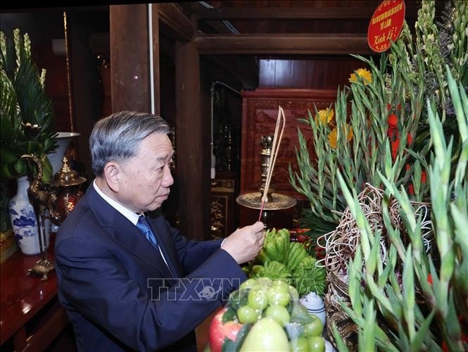 Tổng Bí thư Tô Lâm dâng hương tại Nhà tưởng niệm bà Hoàng Thị Loan, thân mẫu của Chủ tịch Hồ Chí Minh (xã Đồng Tiến, huyện Khoái Châu). Ảnh: Thống Nhất/TTXVN