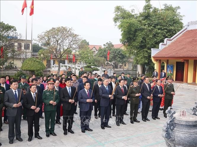 Tổng Bí thư Tô Lâm dâng hương tại Nhà tưởng niệm Trung tướng Nguyễn Bình (xã Nguyễn Văn Linh, huyện Yên Mỹ). Ảnh: Thống Nhất/TTXVN