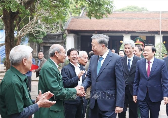 Tổng Bí thư Tô Lâm với nhân dân phường Lam Sơn, thành phố Hưng Yên. Ảnh: Thống Nhất/TTXVN