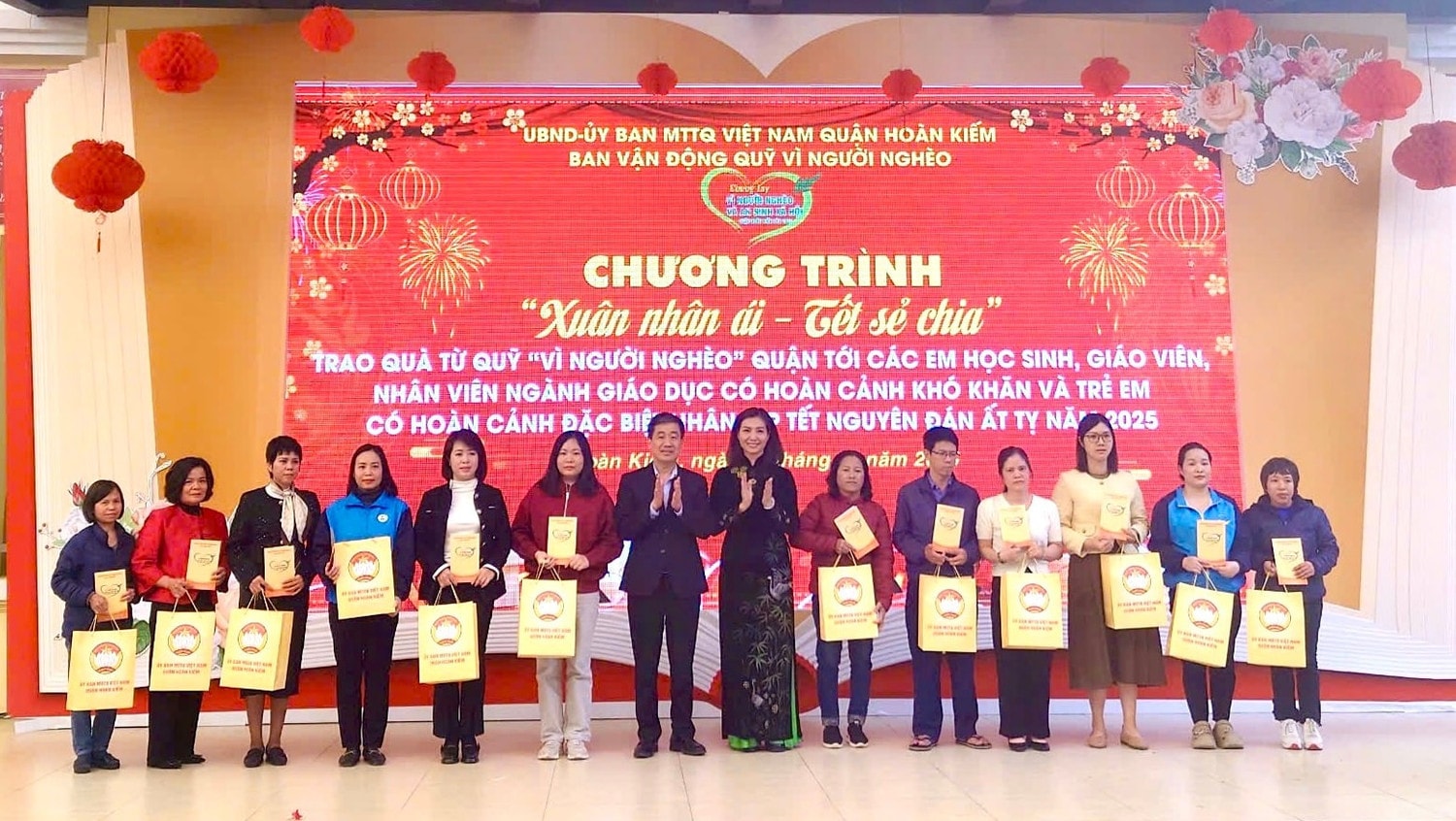 Lãnh đạo quận Hoàn Kiếm trao tặng quà cho các thầy, cô giáo